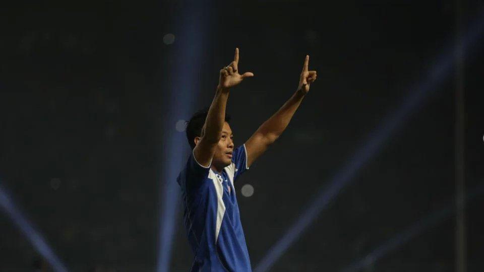 Kapten%20Arema%20Hamka%20Hamzah%20saat%20lakukan%20selebrasi%20atas%20keberhasilan%20timnya%20raih%20gelar%20Piala%20Bhayangkara%202016.